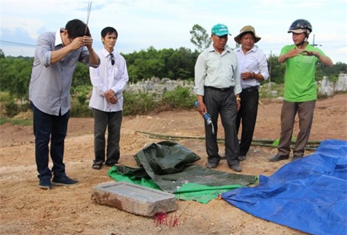 Tìm thấy bia mộ nghi vợ vua Tự Đức: Tình tiết mới nhất