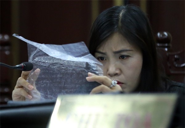 Xét xử hoa hậu Phương Nga: Xuất hiện bức thư viết trên túi nylon