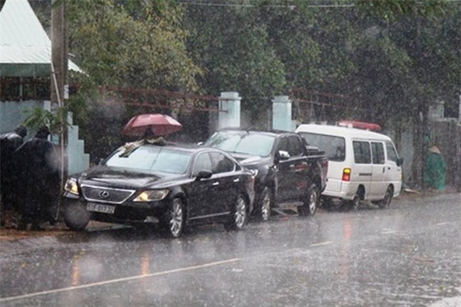 Đập vỡ kính ôtô Lexus, lấy trộm gần 5 tỷ giữa ban ngày