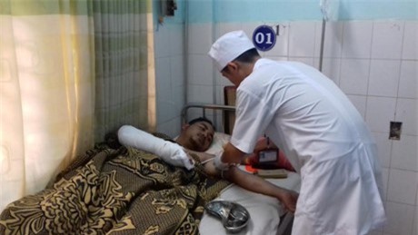 Đi tuần tra, công an xã bị chém gãy xương tay