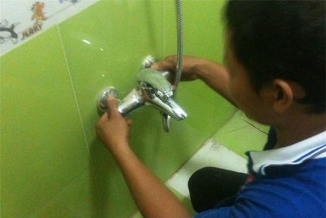 Giả thợ sửa ống nước, tên trộm "khoắng sạch" tủ tiền của gia chủ