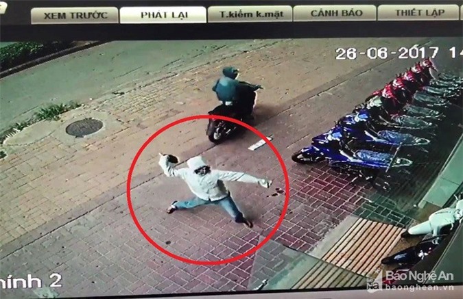 Truy tìm nhóm thanh niên "khủng bố" cửa hàng xe máy bằng "bom bẩn"