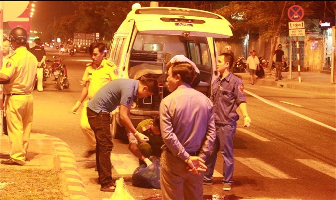 Va quyệt xe máy một thanh niên ngã ra đường bị ô tô cán tử vong 