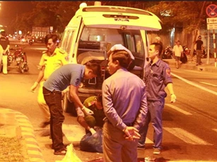 Va quyệt xe máy một thanh niên ngã ra đường bị ô tô cán tử vong