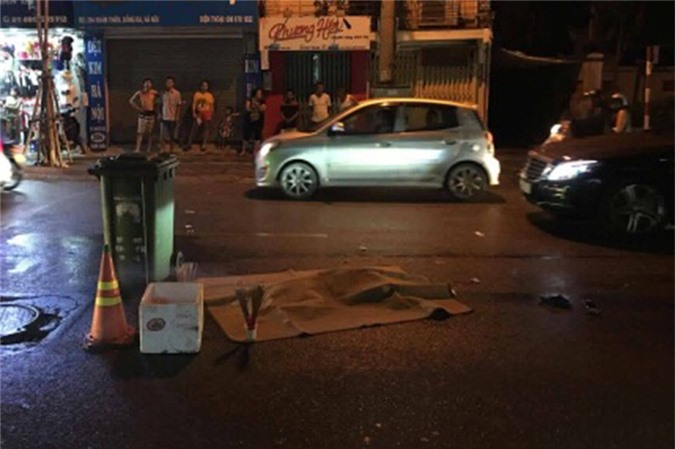 Băng qua đường, cụ bà 79 tuổi bị xe rác cuốn vào gầm tử vong