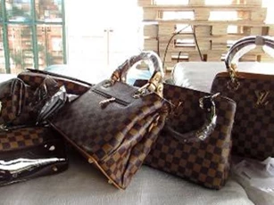 Bắt giữ lô hàng túi xách LV, Hermes giả trị giá hơn 30 tỷ đồng tại cảng Cát Lái