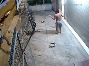 Bị phát hiện, nhóm "cẩu tặc" chĩa điện hù dọa người dân
