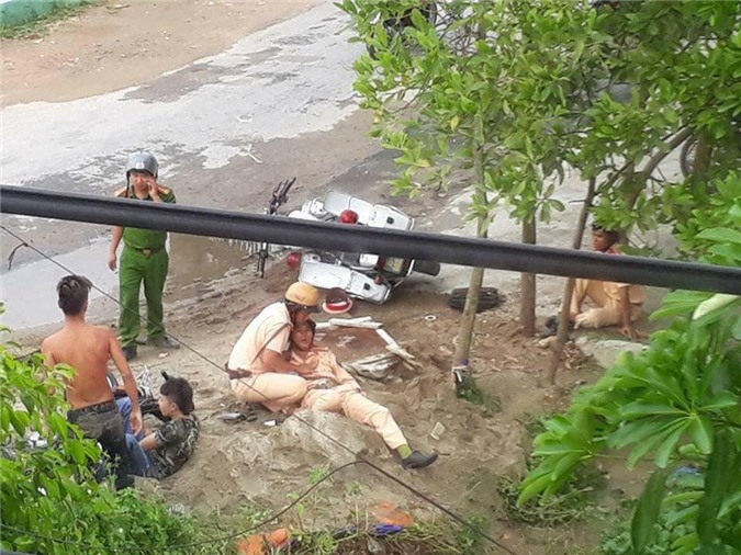 CSGT Thanh Hóa truy đuổi xe vi phạm, bị tông trọng thương