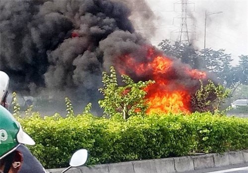 Hoảng hồn xe máy chở 2 can xăng bốc cháy ngùn ngụt trên đại lộ