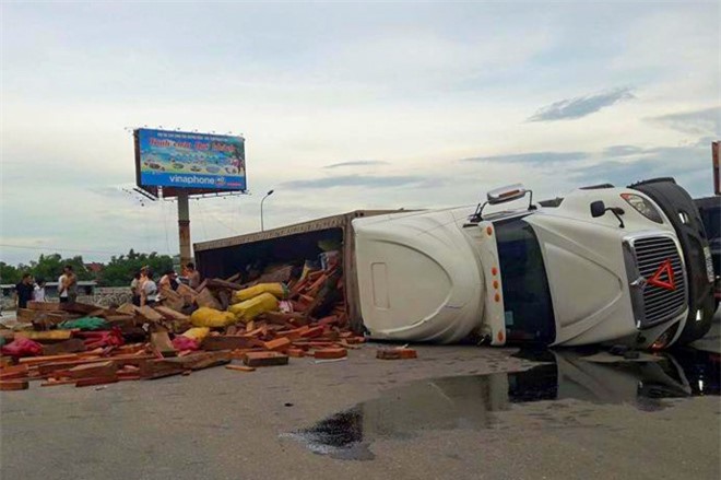 Ôm cua gấp, xe đầu kéo chở gỗ quý lật nhào trên quốc lộ 1A