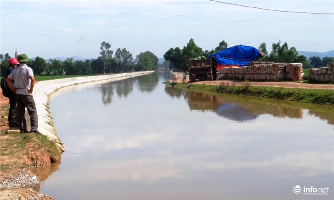 Tá hỏa phát hiện thi thể cụ ông nổi lập lờ trên kênh