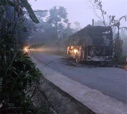 Xe khách đang chạy bất ngờ bốc cháy lúc rạng sáng