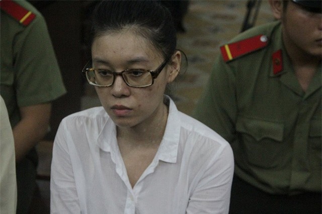 Xét xử hoa hậu Phương Nga: Thư nylon chuyển khỏi trại thế nào?