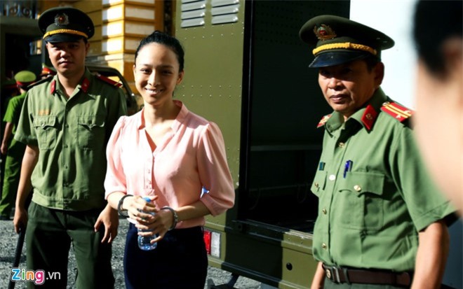 Xét xử hoa hậu Phương Nga: Những tình tiết bất ngờ tại phiên xử