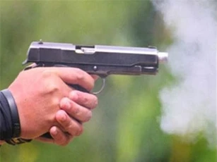 Mâu thuẫn làm ăn, nhóm 9X mang súng tìm đối thủ trả thù