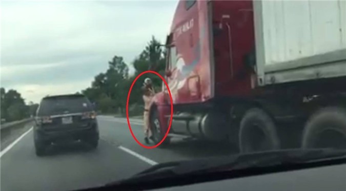 Container đánh lái hất văng CSGT bám ở đầu cabin