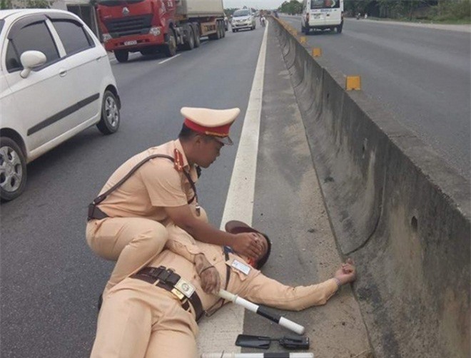 Cảnh sát bị tài xế container kéo lê tiên lượng xấu, chuyển viện