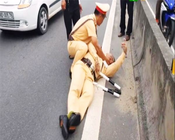 Dân mạng bức xúc hành vi của tài xế container húc văng cảnh sát