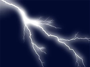 Đang dùng điện thoại trong nhà, bé trai 13 tuổi bị sét đánh tử vong