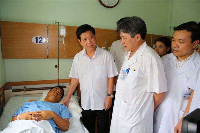  Lãnh đạo Bộ Công an thăm hỏi cảnh sát bị tài xế container húc văng