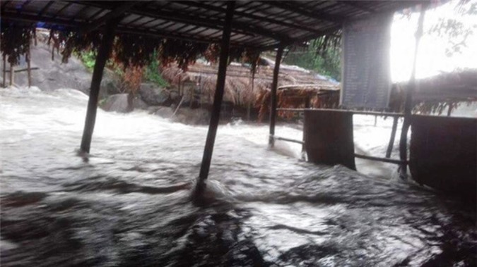 Lũ quét ập về Suối Voi, du khách tá hỏa bỏ chạy thoát thân