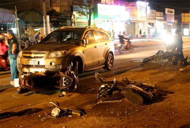 Nghi vấn công an chạy ôtô đâm nhiều xe máy trên phố Sài Gòn