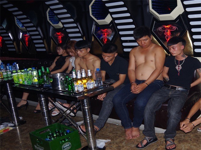 Bắt 9 thanh niên "bay lắc" trong quán karaoke Thanh Hà Club