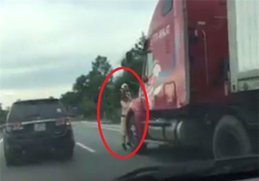 Tạm giữ tài xế container kéo lê cảnh sát hàng trăm mét