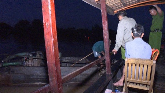 Vĩnh Long: Cảnh sát nổ súng bắt cát tặc lúc rạng sáng