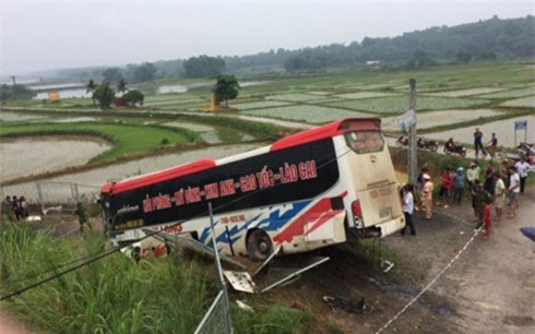 Xe khách giường nằm mất lái lao xuống ruộng, ít nhất 13 người bị thương