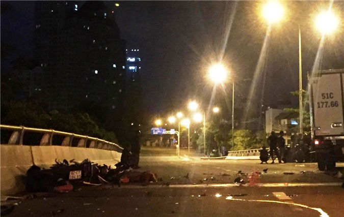 Xe máy chạy ngược chiều đối đầu với xe tải, 2 thanh niên chết thảm