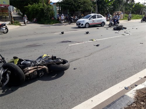 2 xe máy vỡ nát sau cú tông kinh hoàng, 5 người thương vong