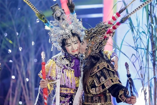 Jun Phạm gây cười khi hôn trộm bạn diễn Thanh Duy