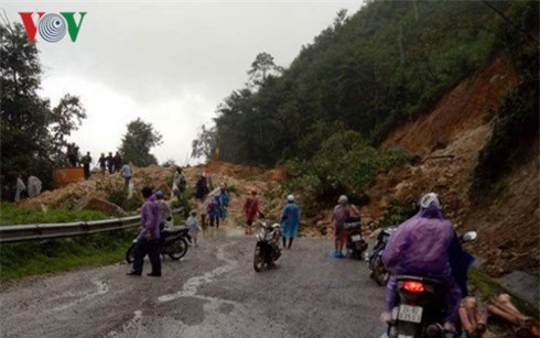 Mưa lớn kéo dài, hơn 2.000m3 đất đá sạt lở trên đèo Hoàng Liên Sơn