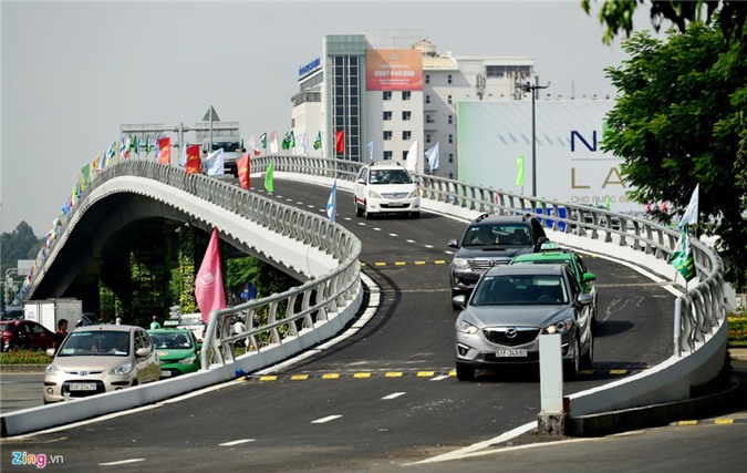 Cận cảnh ngày đầu thông xe cầu vượt sân bay Tân Sơn Nhất