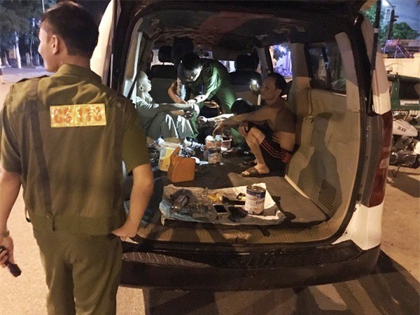 Dừng ôtô lề đường sử dụng ma túy đá thì bị cảnh sát 113 bắt
