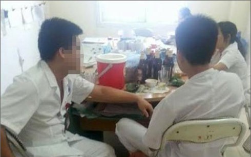 Họp xem xét kỷ luật 4 y, bác sĩ ăn nhậu trong giờ làm việc