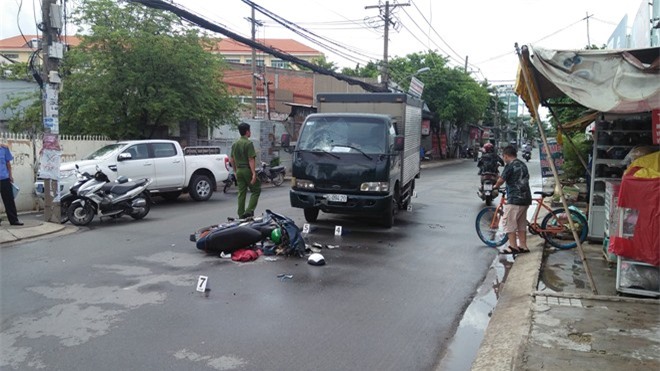 Nồng nặc hơi men, người đàn ông say khướt lao xe vào ôtô tải