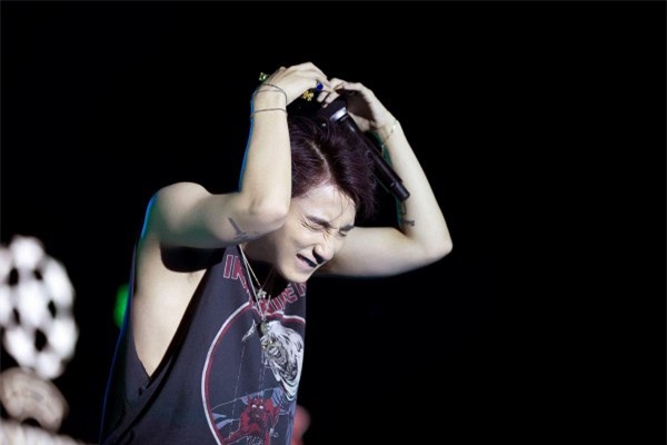 Sơn Tùng M-TP hốt hoảng khi bị khán giả Bắc Giang ném đồ lên sân khấu