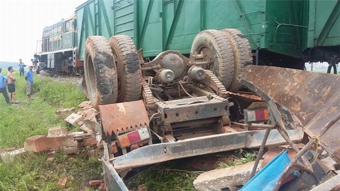 Hà Nội: Tàu hỏa đâm nát xe chở gạch, tài xế tử vong trong cabin