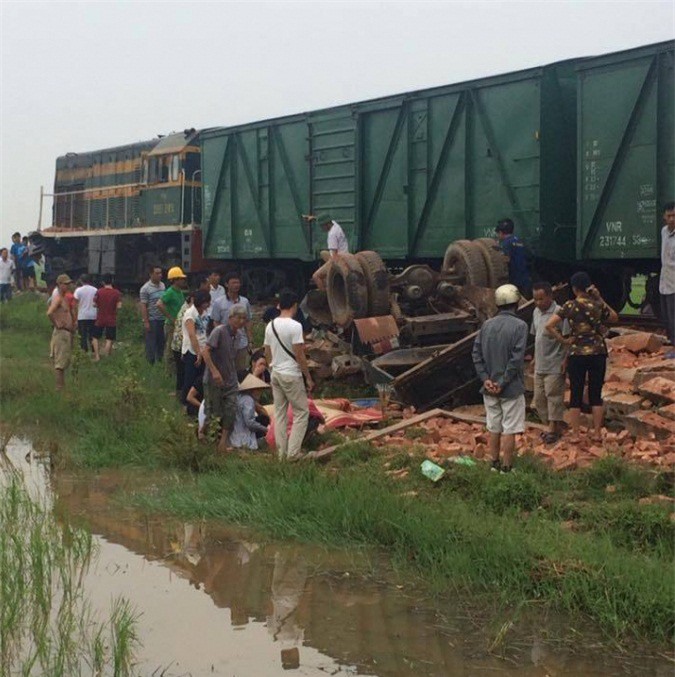 Tàu hỏa đâm xe tải: Tình tiết bất ngờ sau tai nạn 