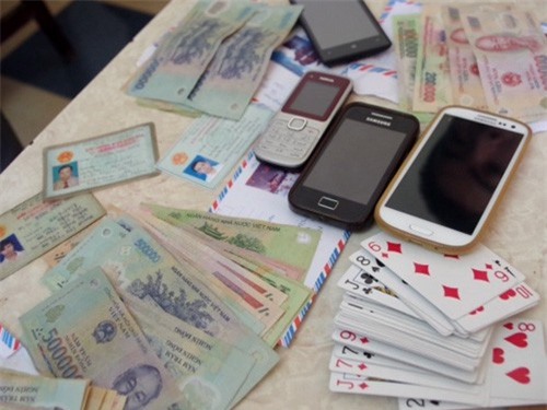 Đột kích bắt quả tang 13 con bạc đang say sưa sát phạt nhau