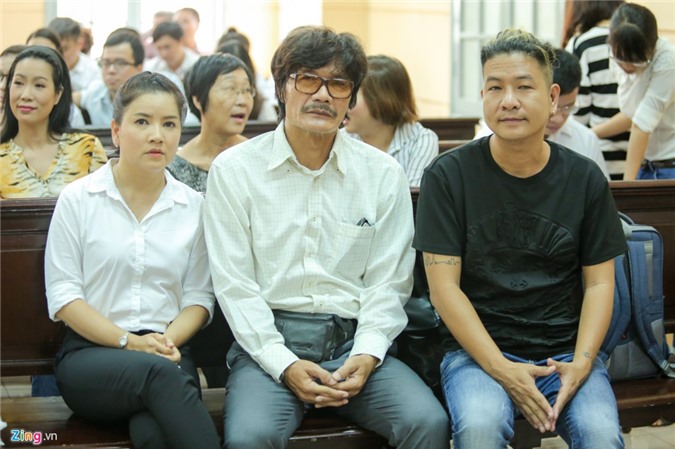 NS Hoài Linh, đạo diễn Công Ninh đến tòa ủng hộ Ngọc Trinh kiện nhà hát kịch