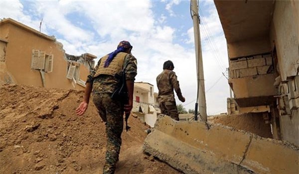 Syria: Người Kurd phá đổ bức tường bao quanh "thủ phủ" IS