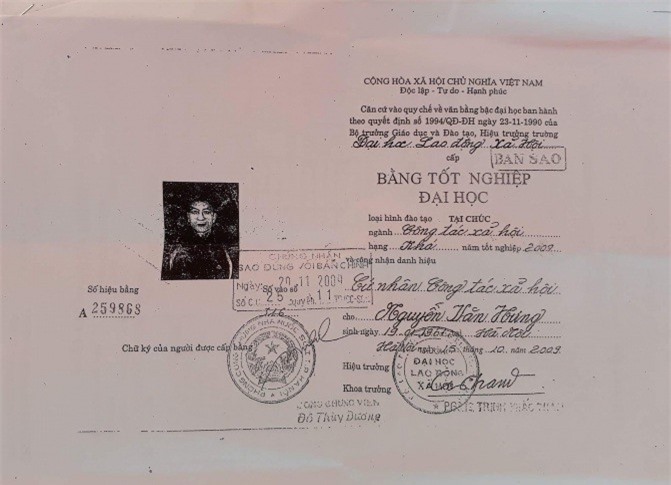 Tạm đình chỉ Phó chủ tịch UBND xã dùng bằng đại học giả