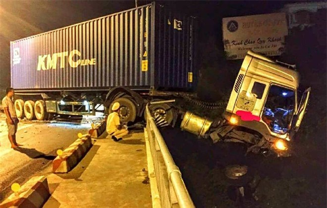 Xe đầu kéo húc đổ lan can, treo lơ lửng trên thành cầu