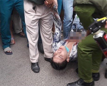 Đồng Nai: Xông vào tiệm áo cưới chém người rồi cố thủ để tự tử