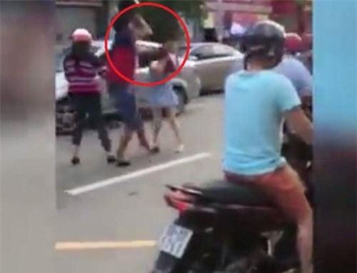 Đã bắt được thanh niên hành hung cô gái bằng mũ bảo hiểm giữa đường