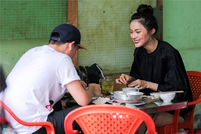 Hậu chia tay Cường Đôla, Hạ Vi vui vẻ đi ăn cùng tình mới?