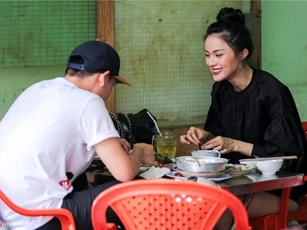 Hậu chia tay Cường Đôla, Hạ Vi vui vẻ đi ăn cùng tình mới?